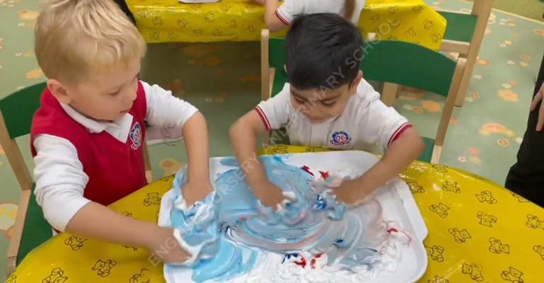 Making new colours at EYFS ENS Dobrynya