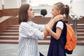 что делать родителям если ребенка травят в школе, пример как мама успокаивает дочку перед занятиями в школе
